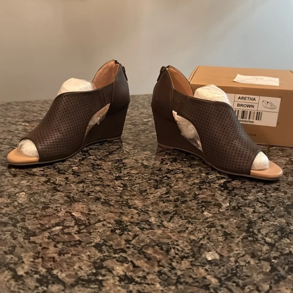 Journee Collection Aretha Brown peep toe wedge NIB 6